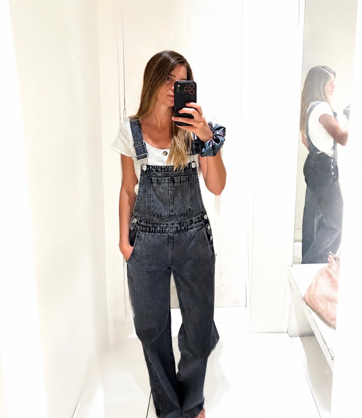 Sarah Atalah Perrot, acuarelista chilena, en su taller